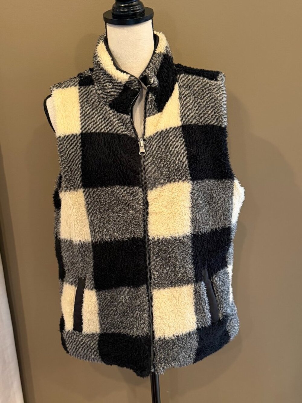 Thread & Supply Fleece Plaid Reversible Cream & Black Zip Up Vest, Size Large